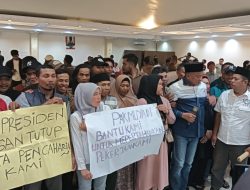Dihadapkan Aksi Haru Warga Terdampak Penutupan Usaha, Anggota DPR Mulyadi Kecam Kebijakan Menteri LH