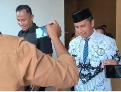 Didesak Klarifikasi Pembelian Mobil Dinas dan Konflik Sekda, Bupati Kampar Ahmad Yuzar Hindari Wartawan