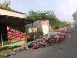 Sampah Segunung Cemari Lingkungan dan Picu Polusi Udara di Jalan Buwek Raya Tambun Selatan