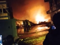 Kebakaran Hebat Melanda Pabrik Pengelola Limbah B3 di Karawang, Pemadaman Sulit Dikendalikan Akibat Cairan Oli