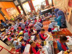 Belajar Mandiri Sejak Dini, Puluhan Siswa TK Al Fath Ikuti Cooking Class dan Lomba Melukis di Rocket Chicken Muba