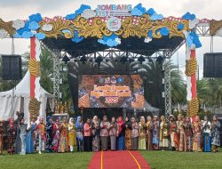 Tingkatkan Cita Rasa Lokal, Disdagrin dan PKK Jombang Promosikan Kreasi Batik dalam Fashion Show
