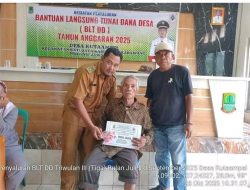 Pemdes Kuta Ampel Salurkan BLT Dana Desa Tiga Bulan Sekaligus kepada 30 KPM