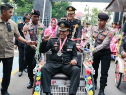 Tradisi Unik Penuh Makna: Kapolres Jombang Kayuh Becak Hiasi Purna Tugas Anggota Polri