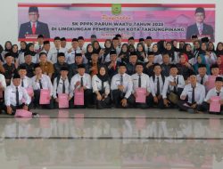 Walikota Tanjungpinang Serahkan SK 1.186 PPPK Paruh Waktu, Tekankan Integritas Pelayanan Publik