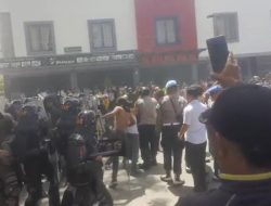 Aksi Penolakan Konstatering Memanas, Warga Blokade Jalan dan Bentrok dengan Aparat di Kendari