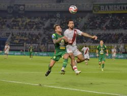 Persebaya Comeback Atas Persis Solo 2-1, Akhiri Tren Buruk Berkat VAR dan Blunder Kiper Lawan