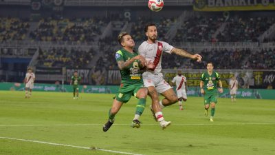 Persebaya Comeback Atas Persis Solo 2-1, Akhiri Tren Buruk Berkat VAR dan Blunder Kiper Lawan