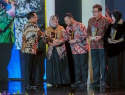 Bupati Gresik Fandi Akhmad Yani Raih Dua Penghargaan Bergengsi Kinerja Pemerintahan Daerah 2025