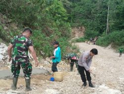 Polisi, TNI, dan Warga Laonti Gotong Royong Perbaiki Jalan Penghubung Laonti–Moramo dengan Dana Swadaya