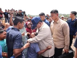 Presiden Prabowo Tinjau Tenda Pengungsi Bencana di Bireuen Aceh, Cicipi Dapur Umum dan Serahkan Bantuan Mainan