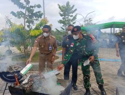 Satgas Pamtas Yonkav 3/AC Serahkan Rokok, Miras, dan Beras Ilegal ke Bea Cukai Badau