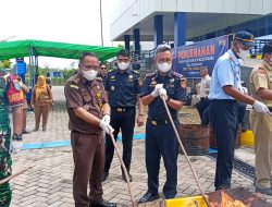 Tegakkan Hukum Perbatasan, Bea Cukai Nanga Badau Musnahkan Ratusan Ribu Batang Rokok Ilegal dan Pakaian Bekas
