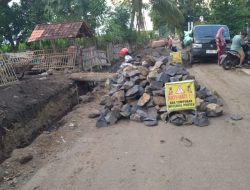 Tumpukan Material di Tengah Jalan Picu Kecelakaan, Warga Situbondo Resah dan Keluhkan Kualitas Proyek CV Cemara Perkasa Dua