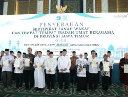 Cegah Sengketa, Menteri Nusron Serahkan 2.532 Sertipikat Wakaf dan Rumah Ibadah di Jatim, Gagas Kolaborasi KKN Tematik