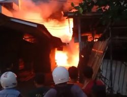 Pasar Pagi Pemalang Membara Jelang Magrib: Api Mengamuk di Kios Pakaian, Tim Damkar Berjibaku Jinakkan Kobaran