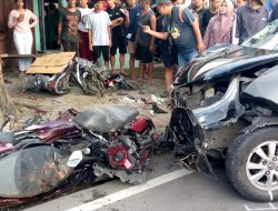 Tragedi Berdarah di Plandi Jombang: Tabrakan Beruntun 9 Kendaraan, Satu Karyawan Tewas dan Pengendara PCX Kritis