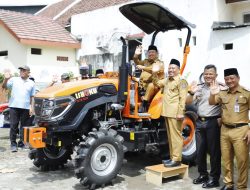 Jombang Surplus Beras 108 Ribu Ton, Bupati Warsubi Bagikan Traktor Raksasa untuk Petani