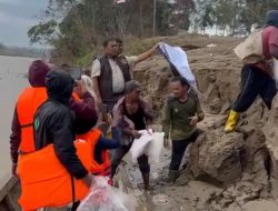 Aksi Heroik Hakim PN Bekasi: Arungi Sungai 2 Jam Demi Salurkan Bantuan Banjir ke Pelosok Aceh