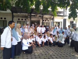 Penuh Haru dan Meriah, Imam Darmaji Diarak Ratusan Staf Menuju Kantor Baru di DPMD Situbondo