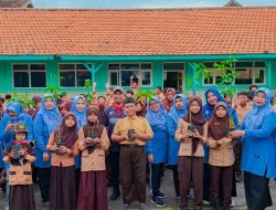 Tanamkan Karakter Sejak Dini, UPT SD Negeri 68 Gresik Gelar Aksi Tanam Pohon di Momen Jum’at Bersih