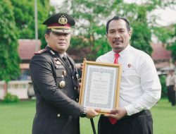 Apresiasi Dedikasi, Kapolres Jombang Anugerahkan Satyalancana Pengabdian kepada 61 Personel Polri