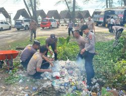 Dukung Wisata Lokal, Personel Polres Nagan Raya Kompak Bersihkan Pantai Naga Permai
