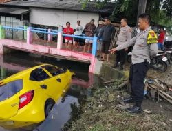 Honda Brio Terjun ke Kali Usai Tabrak Pemotor di Rengasdengklok, Pengemudi Ternyata Polisi