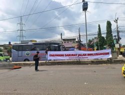 Mahasiswa Karawang Blokade Jalan Klari Tuntut Perbaikan Jalan Berlubang, Polres Karawang Pastikan Aksi Tetap Kondusif