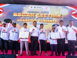 Bupati Yani Serahkan 200 Becak Listrik Bantuan Presiden Prabowo untuk Pembecak Lansia