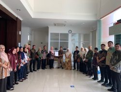 Sambut Ramadhan, Satgas Bencana PT Banda Aceh Salurkan Perlengkapan Salat untuk Korban Banjir Pidie Jaya