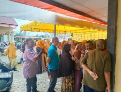 Bantu Ekonomi Rakyat, Warga Serbu Gerakan Pasar Murah Dinas Pangan Nagan Raya di Kantor Camat Kuala