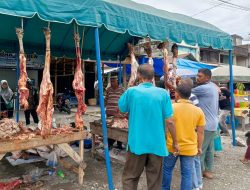 Tradisi Meugang di Nagan Raya: Warga Padati Lapak Daging di Simpang Peut, Harga Tembus Rp200 Ribu per Kilogram