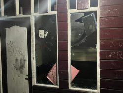 Akibat Pengaruh Miras, Puluhan Massa Rusak Rumah dan Tempat Usaha di Jalan Muyu