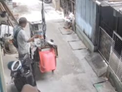 Kejujuran Tukang Bakso Jaga iPhone 17 Pro Max yang Tertinggal di Motor, Netizen: Rezekinya Pasti Berkah!