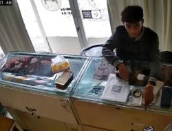Gagal Gondol iPhone 15 Pro Pakai Pistol Mainan, Pemuda di Mojokerto Tersungkur Ditangkap Warga