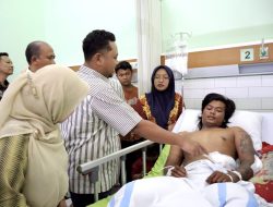 Bupati Gus Yani Jenguk Korban Pembacokan Panceng, Pastikan Pelaku dan Korban Sudah Berdamai