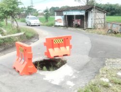 Waspada! Lubang Menganga di Jalan Glagahwangi Klaten Ancam Nyawa Pengendara, Warga Tagih Janji DPUPR