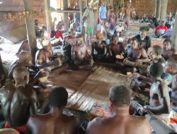 Ritual Sakral Okon Bayakamtewer: Bupati Thomas Eppe Safanpo Beri Penghormatan Terakhir untuk Tokoh Adat Kampung Ayam