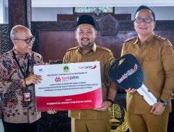 Sinergi Membangun Gresik: Bupati Yani Serahkan 3 Mobil CSR Bank Jatim untuk Pesantren dan GP Ansor Bawean