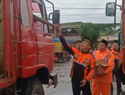 Sapa Sopir Truk dengan Humanis, Dishub Gresik Bagikan 200 Paket Takjil di TKP Ngawen