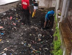 Drainase di Amansari Rengasdengklok Tertutup Lumpur dan Sampah, Warga Khawatir Ancaman Banjir