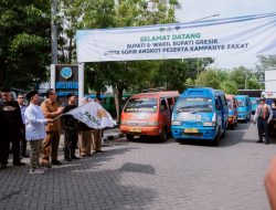 Sapa Sopir Angkot, Bupati Yani Luncurkan Kampanye Zakat Berjalan dan Salurkan Bantuan di Gresik