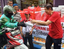 Aksi Maraton Toleransi: INTI Jombang Bagikan Takjil di Depan Toko Emas Kencono Ungu, Warga Puji Semangat Pembauran