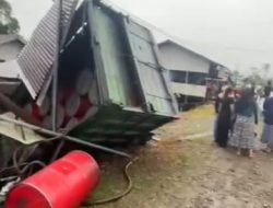 Truk Tanpa Pelat Bermuatan Puluhan Drum Solar Tabrak Warung di Kapuas Hulu, Warga Curigai Mafia BBM