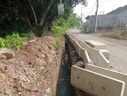 Proyek Drainase di Kasemen Mangkrak, Material Berserakan Ganggu Warga: Aktivis Banten Desak Sanksi Tegas Pelaksana “Siluman”