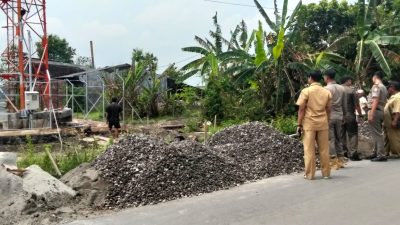 Tower Seluler di Sumobito Nyaris Rampung Tanpa PBG, Satpol PP Jombang Lakukan Penyegelan Mendadak