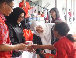 Rayakan Imlek di Panti Jompo, PSMTI Jombang Berbagi Angpau dan Hadiahkan Green House Bersama Mbak Estu