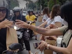 Ratusan Pemandu Lagu Radefa Karaoke Bagikan 1.500 Paket Takjil di Madiun