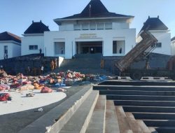 Gaji 3 Bulan Tak Cair, Petugas Kebersihan “Hadiahkan” Gunungan Sampah di Kantor Bupati Buru Selatan